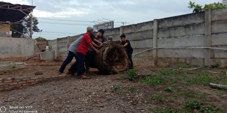 Kerja Bakti Santri di Pondok Pesantren Abu Hurairah